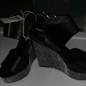 Black wedge